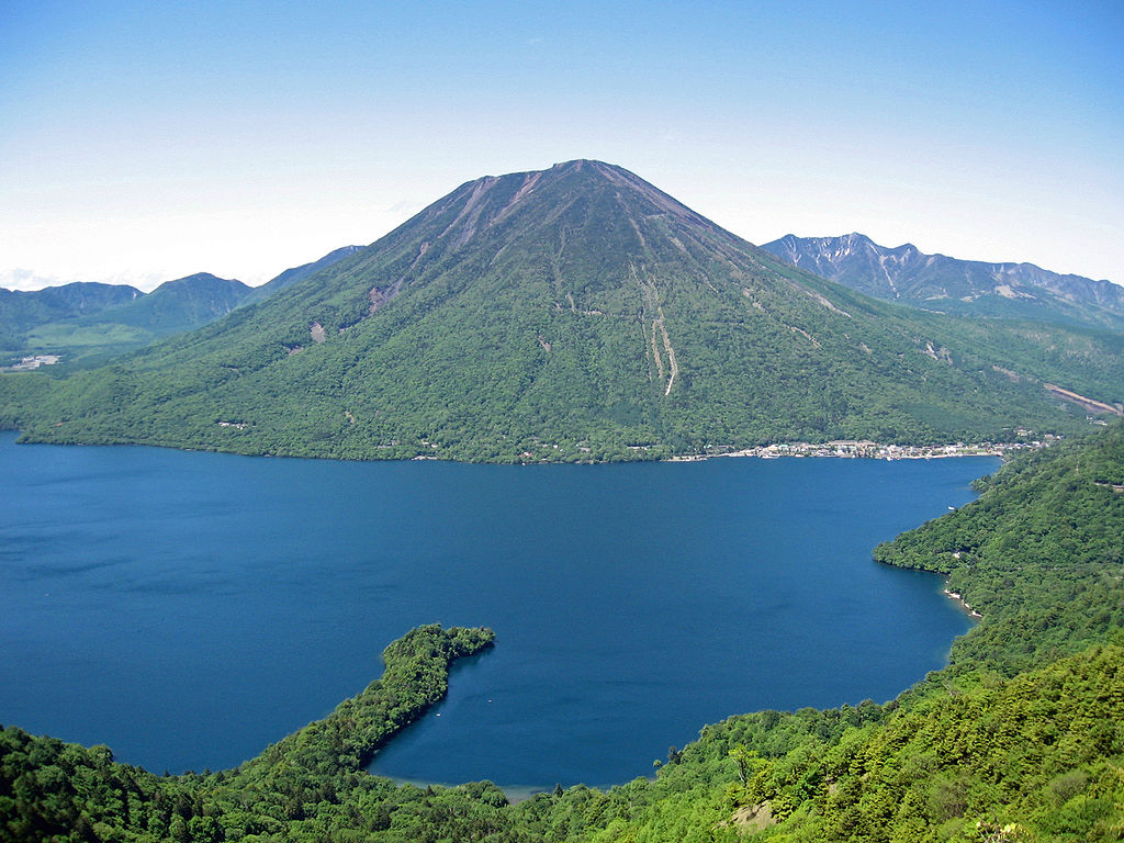 四季の山カレンダー - 新緑の男体山と中禅寺湖